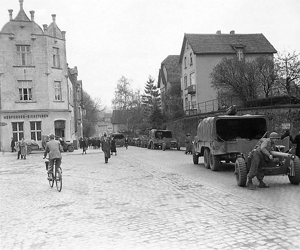 Kolonne: Die US-Armee übernahm Anfang April 1945 die Herrschaft in vielen Städten Ostwestfalens. - © Foto: Stadtarchiv Salzuflen