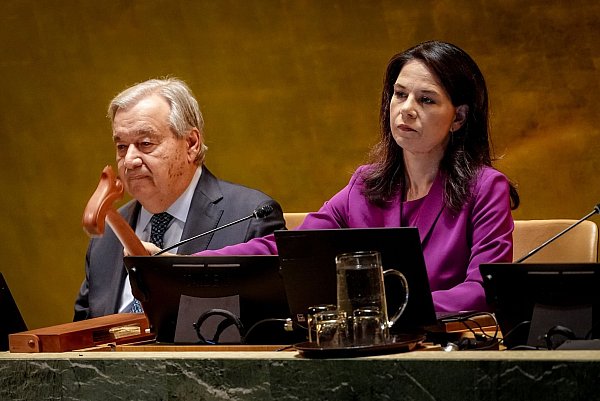 António Guterres, Generalsekretär der Vereinten Nationen, und Annalena Baerbock, Präsidentin der Generalversammlung der Vereinten Nationen, nehmen an der Generaldebatte der UN-Vollversammlung teil. - © Kay Nietfeld/dpa