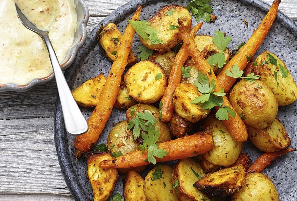 Herbstliches Gemüse mit Senfcreme – dieses Gericht ist glutenfrei und ist ein schönes Soulfood aus dem Airfryer. - © Mathias Neubauer
