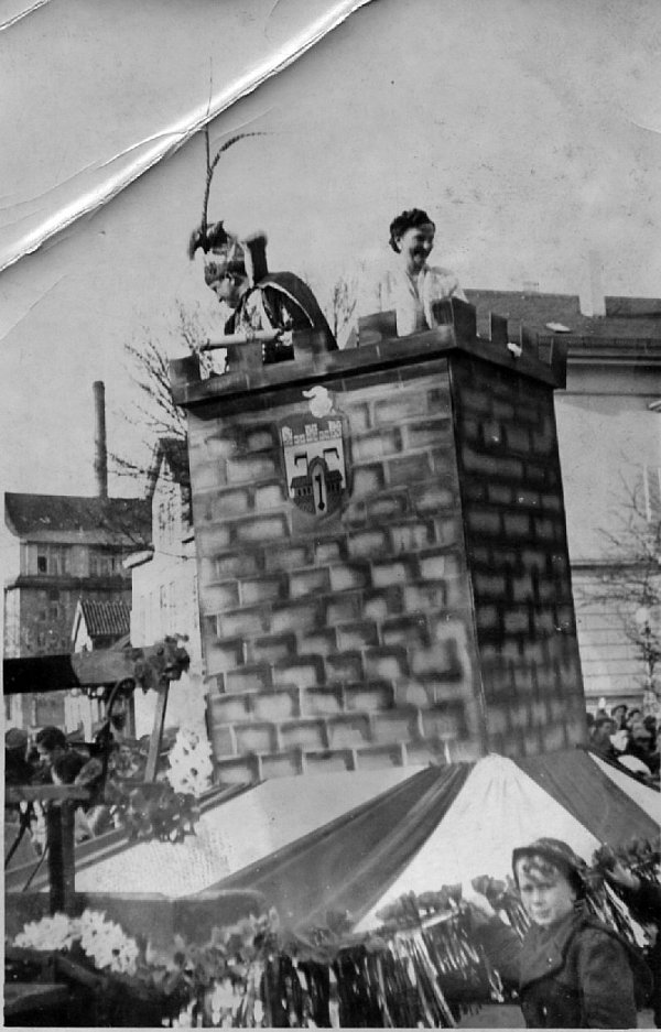 Das Prinzenpaar im Bismarckturm. - © Georg Heese (Kommunalarchiv)