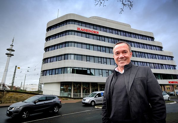 Unternehmer Thomas Hagedorn vor dem Schüttflix-Tower am Langen Weg in Gütersloh. - © Andreas Frücht