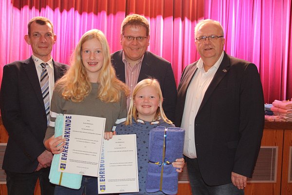 Celliloid-Artistinnen: Dirk Flörke, Kai Abruszat und Jürgen Gläscher gratulieren Emily und Jara Winkelmann, die im Tischtennis in ihren Alertersklases Kreismeister geworden sind, Emily hat zudem die Bezirksmeisterschaft gewonnen. - © Klaus Frensing