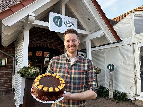 Tim Schwengel ist Inhaber des Bad Oeynhausener Cafés "Das Mauerwerk" und hat eine Leidenschaft für Kuchen und Torten. - © Nicole Sielermann