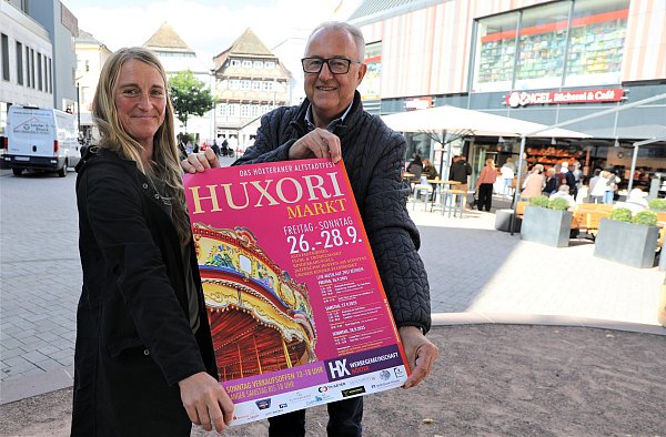 Katharina Vötter und Jürgen Knabe laden ein zum 47. Huxori-Markt in die Höxteraner Innenstadt. - © Simone Flörke