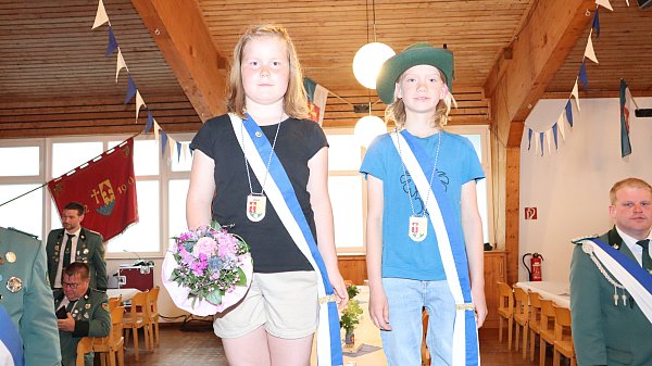 Das Borgentreicher Kinderkönigspaar Marlena Gievers und Jonas Zimmermann. - © Schützen Borgentreich