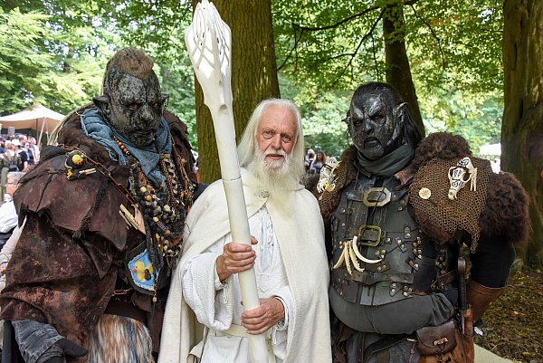 Im "Herr der Ringe" Todfeinde, auf dem MPS allerbeste Freunde: Alan Walker aus Lübbecke (l.) als Ork Ushnotz, Hans Georg Janßen aus Jever als Gandalf und Jörg Preuß aus Bremen als Ork Nephalien. - © Johannes Pietsch