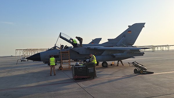 NRW-Ministerpräsident Hendrik Wüst klettert auf einen Tornado des Taktischen Luftwaffengeschwaders 33 aus Büchel, das derzeit temporär in Nörvenich stationiert ist. Drei Maschinen haben am Montag die Stadt Gütersloh überflogen. - © Ingo Kalischek