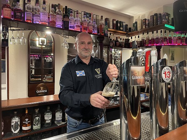 Mike McDonald ist Inhaber der "Scotch Corner Guinness & Whisky Bar". - © Shannon-Lee Bendig