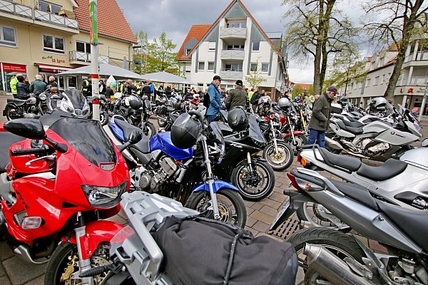 Rappelvoll: Auf dem Holter Kirchplatz standen im vergangenen Jahr mehr als 70 Motorräder. Foto: Sigurd Gringel - © Sigurd Gringel