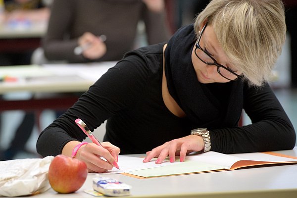 Durch strukturierte Planung, realistische Zielsetzung und bewusstes Stressmanagement können die Herausforderungen der Abiturprüfungen souveräner und entspannter bewältigt werden. Hier sind zehn hilfreiche Tipps. - © picture alliance / dpa