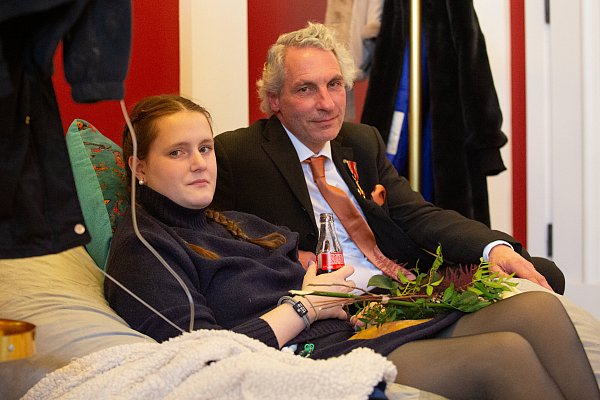 Der Träger des Bundesverdienstkreuzes gesellte sich schon bald zu Jacqueline auf den Sitzsack. Die 23-Jährige lebt aktuell bei Familie Pape. - © Ilka Gülker