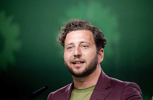 Der Grünen-Bundesvorsitzende Felix Banaszak kritisiert die Union angesichts des jüngsten Urteils des Verwaltungsgerichts Berlin zu Zurückweisungen von Asylbewerbern. - © Harald Tittel/dpa