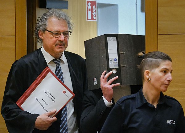 Vor der Öffentlichkeit will der Angeklagte sein Gesicht nicht zeigen. Hier betritt er mit Verteidiger Georg Schulze den Gerichtssaal in Bielefeld. - © Andreas Zobe