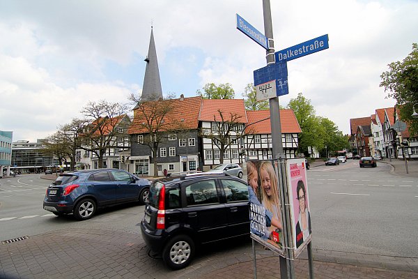 An zentraler Stelle: Unmittelbar vor der Stadtbibliothek stehen Plakate nahe der vielbefahrenen Kreuzung. - © Michael Schuh