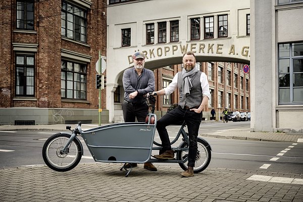 Axel Böse (l.) und Matthias Wittich, Fahrradexperten aus Bielefeld, organisieren das Zweirad-Outlet im Berghotel Quellental in Steinhagen. - © RUTHE