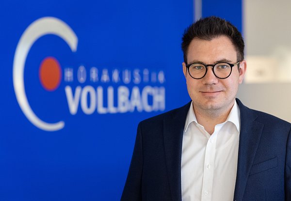 Friedrich Vollbach freut sich auf die Neueröffnung von Hörakustik Vollbach. - © Oliver Krato