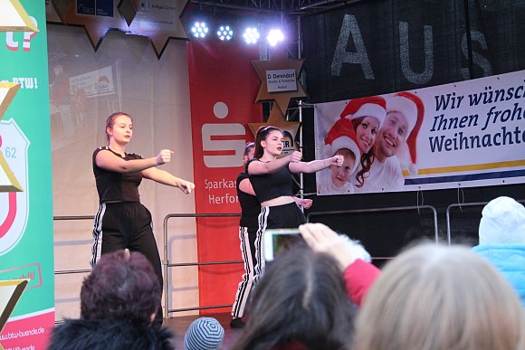 Die Tanzgruppe des BTW machte ordentlich Stimmung auf der Bühne. - © Myriam Domke-Feiner