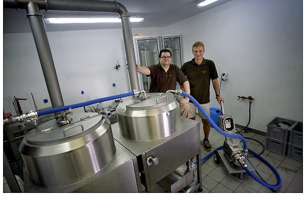 Stephan Glahs (l.) und Jürgen Hohnstädt in ihrer Einraum-Brauerei in der Holzhauser Straße Rote Erde, die auch Namensgeber war. 3.000 Liter Bier setzen die Nebenerwerbs-Brauer inzwischen bei Getränkehändlern und Restaurants bis nach Bad Essen ab. - © FOTOS: TYLER LARKIN
