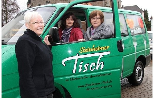 Annelies Niehörster, Gabriele Valentin und Doris Minah (v.l.) freuen sich über das ehemalige Polizeiauto, mit dem sie nun Lebensmittel für den Steinheimer Tisch transportieren können. - © FOTO: MADITA PEINE