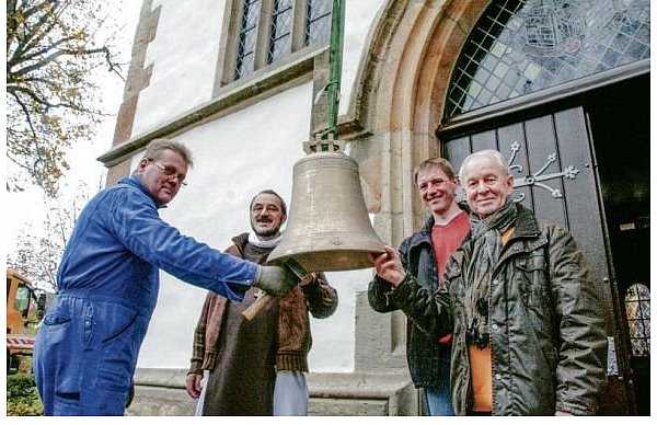 Läutemechaniker Ulrich Ellersiek (v. l.), Pater Thomas Bucher und Kirchenvorstände Stefan Pape und Christoph Dittrich. - © FOTO: BURKHARD BATTRAN