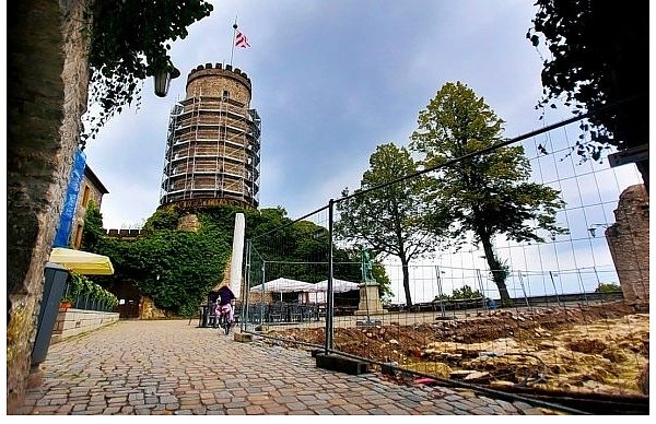 Der Turm der Burg muss saniert werden. Am Bau des Besucherzentrums gibt es Kritik, weil er der Flucht der mittelalterlichen Mauer (rechts) vom Hof-Tor aus nicht gerecht werde. - © FOTO: SARAH JONEK