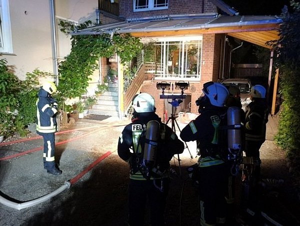 Ein Angriffstrupp ging zur Brandbekämpfung in den Keller vor. - © Feuerwehr Herford
