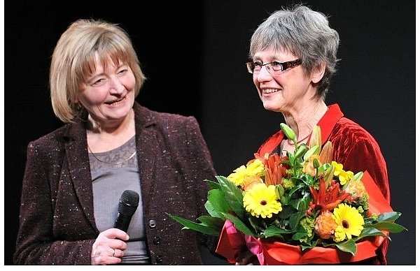 Initiatorin und Moderatorin Susanne Schulz (l.) gratuliert der ersten Bielefelder Frauenpreisträgerin, Angelika Vogel von der Aids-Hilfe freut sich sichtlich, blickt aber noch etwas ungläubig in das Meer applaudierender Zuschauer im Theater am Alten Markt. - © FOTO: ANDREAS FRÜCHT