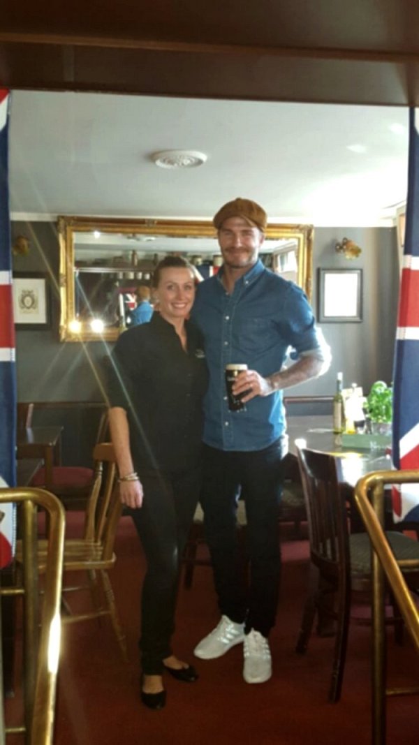Foto mit dem Star: Kathrin Dudding und David Beckham im Gütersloher "Green's". - © privat