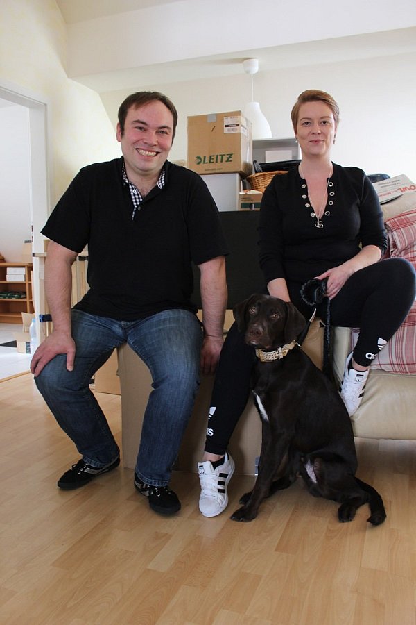 Auf gepackten Sachen: In zwei Wochen heißt es für Dennis und Andrea Henning Abschied in Gütersloh nehmen. Auch ihr Hund Amadeus wandert aus. - © Melanie Wigger