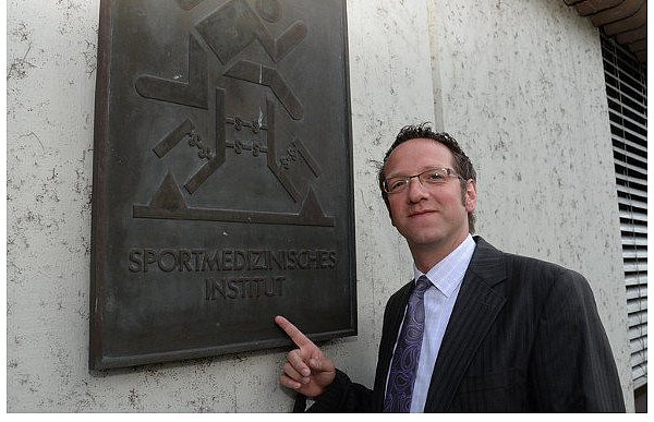 Claus Reinsberger vor dem Eingang zum Sportmedizinischen Institut der Universität Paderborn. Die Metalltafel zeigt auch das Logo der Einrichtung. - © FOTO: MARC KÖPPELMANN