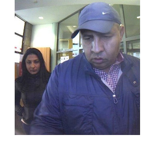 Wer kennt sie? Diese beiden werden des Diebstahls verdächtigt. - © Polizei Herford