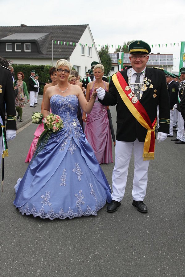 Andreas und Kathrin Schmidt: Das Regentenpaar beim Festumzug durch das letztjährige Kreisschützenfestdorf. - © Johannes Büttner
