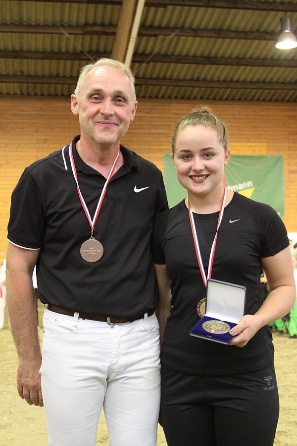 Strahlende Dritte: Britta Stork vom Reitverein Salzkotten freut sich mit ihrem Vater und Longenführer Heiner Stork über den dritten Platz auf den Westfälischen Meisterschaften der Voltigierer. - © Christina Hohlweck