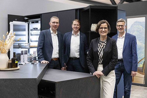 Timo Pieper (v. l.), Michael Lehmkuh, Jana Schönfeld und Andreas Hettich präsentieren die Ergebnisse des Jahres 2024 ihres Unternehmens Hettich in Kirchlengern. - © Hettich