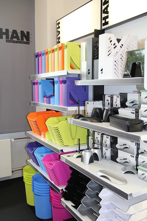 Bunt oder schwarz-weiß: Das Unternehmen hat mehr als 70 Farben im Sortiment. - © Nora Pfützenreuter