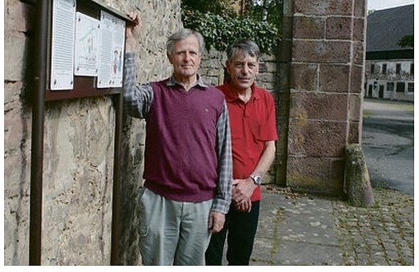Franz-Josef Blaschke (l.) und Johannes Nolte sowie Hubert Blaschke (nicht auf dem Bild), stellten die Schautafeln an den zwölf Punkten auf. - © FOTO: TORSTEN WEGENER||