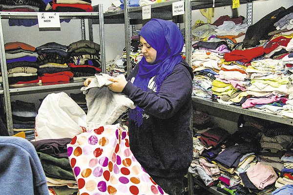 Aus dem Irak geflüchtet: Diese Frau hilft in der Kleiderkammer der ZUE Borgentreich mit. - © Ev. Kirche von Westfalen