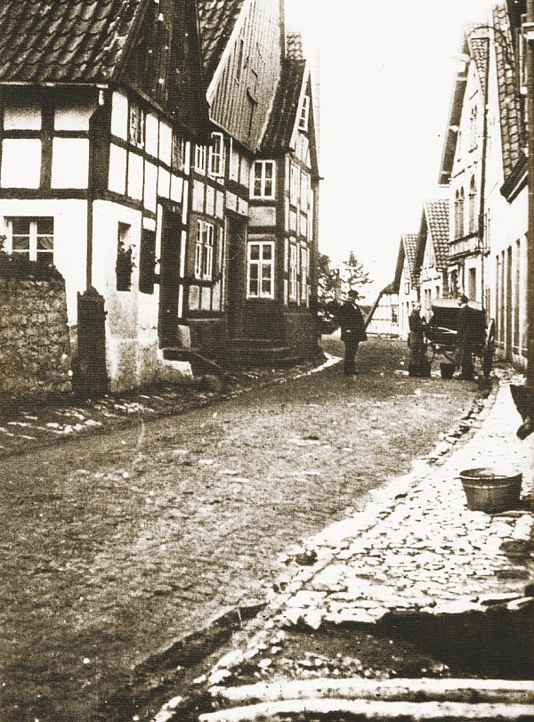 Kohlefunde: Die Oerlinghauser Hauptstraße um 1900 - mit Blick Richtung Simonsplatz. Nur gut 30 Jahre vorher entdeckten Arbeiter Kohlebrocken beim Aushub der Straße. - © Horst Biere