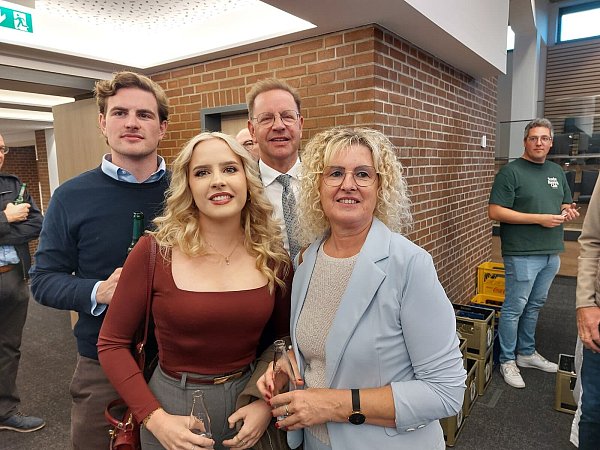 In Salzkotten ist CDU-Bürgermeister Ulrich Berger bester Laune bei der Wahlparty im Ratssaal. Unterstützt wird er von seiner Frau Angelika sowie den Kindern Finna (21) und Nils (24). - © Regina Brucksch