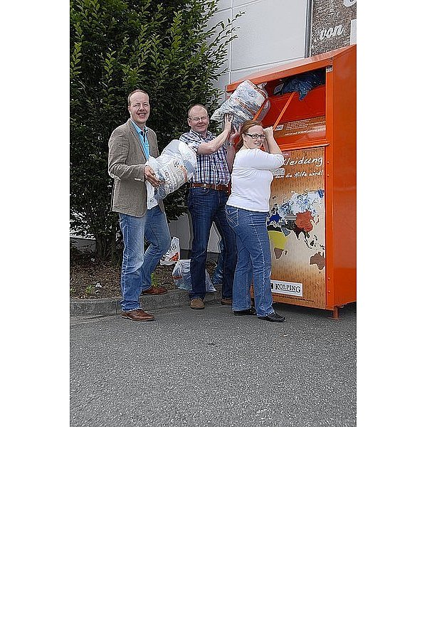 Peter Maasmeier, Klaus Siggemann und Katrin Vilmar (v. l.), vom Vorstandsteam der Kolpingsfamilie Verl an einem der neuen Altkleidercontainer. - © FOTO: MARCUS TSCHACKERT