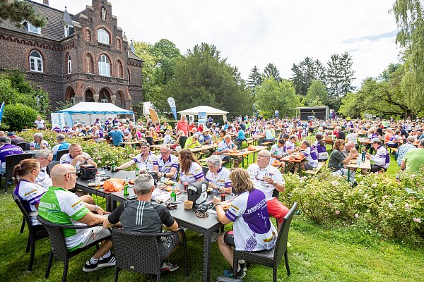 Ob beim Start, unterwegs auf der Strecke, an den Pausenstopps oder abends beim Sommer-Open-Air: Die Stimmung auf der NRW-Radtour war bestens.  - © Jens Naumann