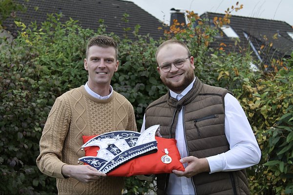 Lukas Wöstefeld (l.) übergibt nach elf Jahren die Insignien an seinen Nachfolger Jonas Behrenberg. - © Elferrat Ovenhausen