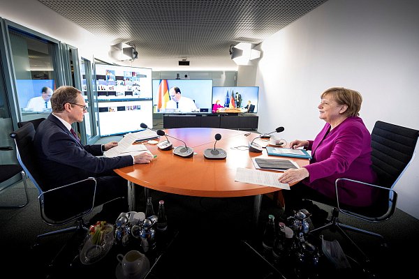Bundeskanzlerin Angela Merkel (CDU) und der Regierende Bürgermeister von Berlin, Michael Müller (SPD), zu Beginn der Videokonferenz. - © Reuters