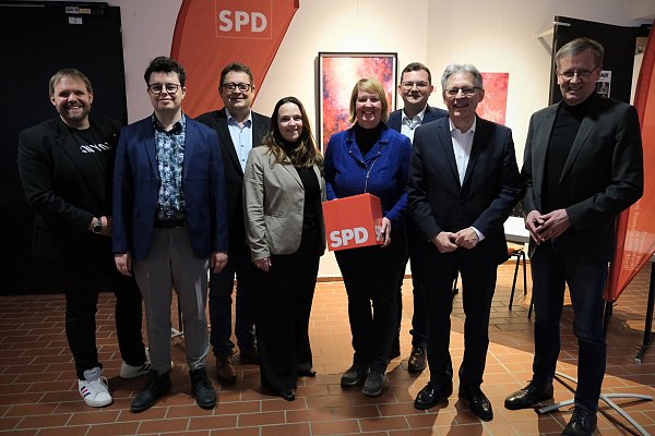 Der SPD-Regionalvorsitzende Veith Lemmen (v. l.) geht mit Fabian Golanowsky, Stefan Schwartze, Katrin Freiberger, Wiebke Esdar, Julien Thiede, dem SPD-Landeschef Achim Post und Burkhard Blienert in den Bundestagswahlkampf. - © Felix Eisele