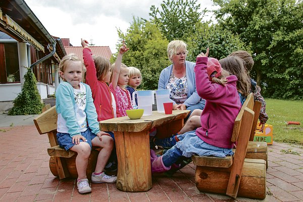 So sollte es sein: In der Kindertagesstätte "Flohkiste" in Borgholzhausen (Kreis Gütersloh) wird nicht gestritten, sondern diskutiert. Von links: Leni, Leni, Anna, Thyra, Erzieherin Beate Winkler, Havin, Jonas, Silas und Smilla. - © Elena Gunkel