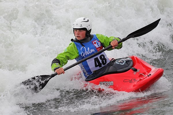 Herausforderung: Beim Kanufreestyle wird von der schäumenden, weißen Wasserwalze in die grüne Welle gesurft. Das ist auch für Nele Barwich der Zeitpunkt, um die Tricks, die von den Freestylern „Moves" genannt werden, anzusetzen. - © NW