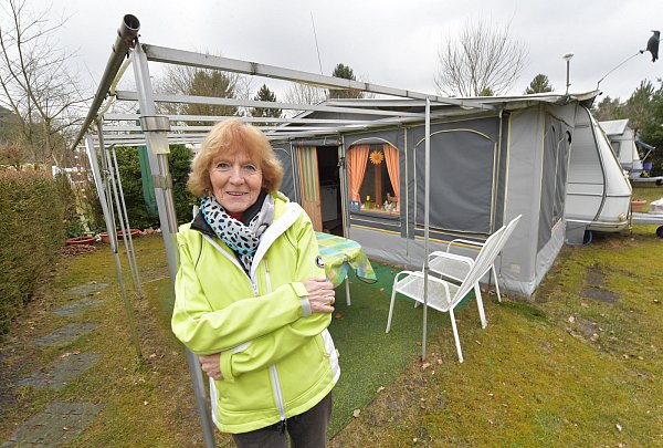 "Schöner Campen": Der Avenwedderin Johanna Deppe fehlt es mit kleiner Terrasse, großem Vorzelt und dem exklusiv eingerichteten Campingwagen an nichts. Die 73-Jährige gehört seit 16 Dauer-Camper-Jahren zu den erklärten "Furlbachtal"-Kindern. - © Jens Dünhölter