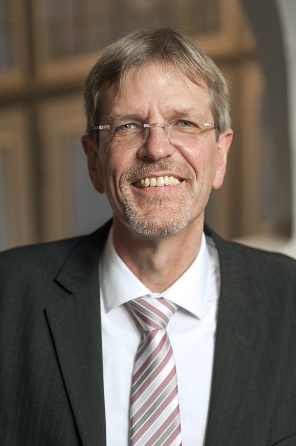 Informiert: Dezernent Norbert Burmann. - © Juergen Volkmann