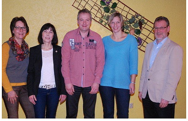 Anke Rüter und Walter Riechmann ehrten Karin Ortgies (v. l.), Dirk Rabenort und Christina Clarus. - © FOTOS: KLAUS FRENSING