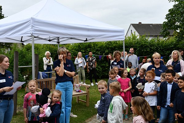 Als die Kinder und Kolleginnen für sie sangen, konnte sich Leiterin Ina Klaus-Petrach ein paar Tränen nicht verkneifen. - © Louisa Kohnert